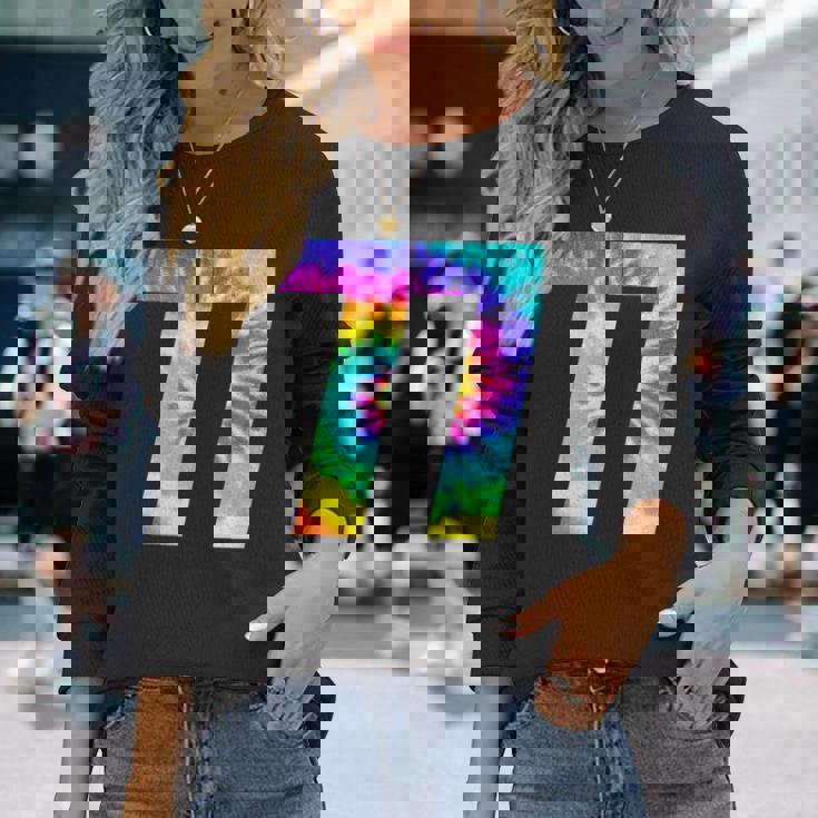 カラフルな絞り染め 77歳の誕生日または77番のチームイベント 長袖Tシャツ 彼女への贈り物