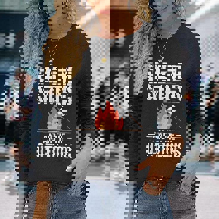 キャンプ&ハイカー向け、スモーズアンドザアウトドアデザインを与えてください 長袖Tシャツ 彼女への贈り物