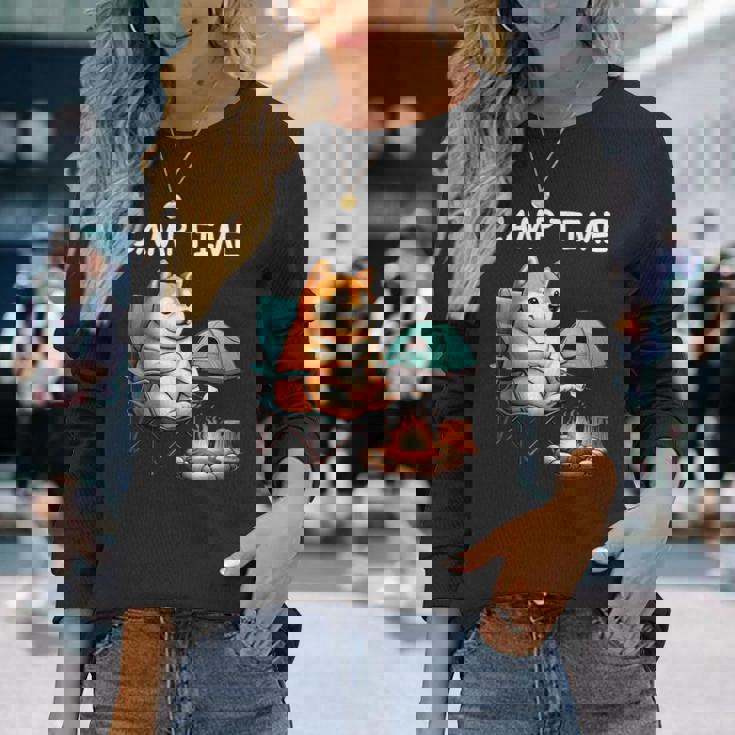 キャンプ Camp Time アウトドア 焚火 おもしろ 犬 柴犬好き 柴犬 名言 文字 面白い ふざけた ネタ 長袖Tシャツ 彼女への贈り物