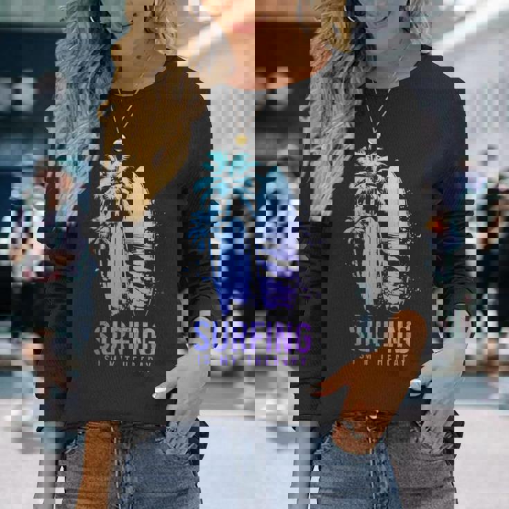 サーフィンセラピー ヴィンテージ サーフボード ヤシの木 ビーチサーファー 長袖Tシャツ 彼女への贈り物