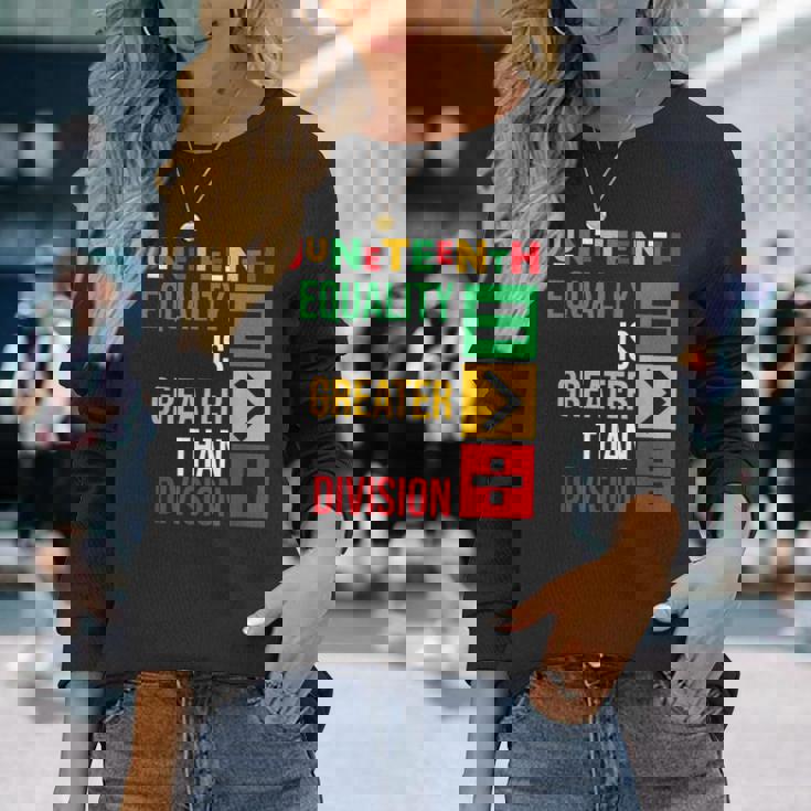 ジューンティーンスの平等は分裂よりも大きい 長袖Tシャツ 彼女への贈り物