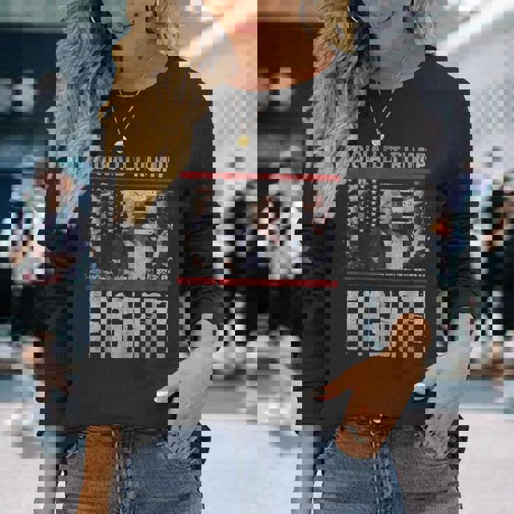 ドナルド・トランプ拳ポンプ We Fight American Flag Trump 2024 長袖Tシャツ 彼女への贈り物