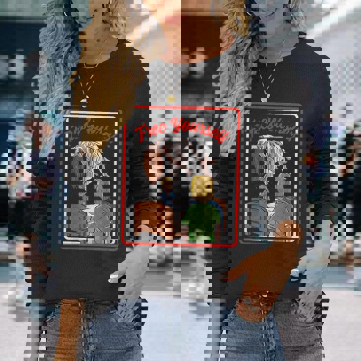 ビンテージ ホラー、取り憑かれた悪魔から解放される 長袖Tシャツ 彼女への贈り物