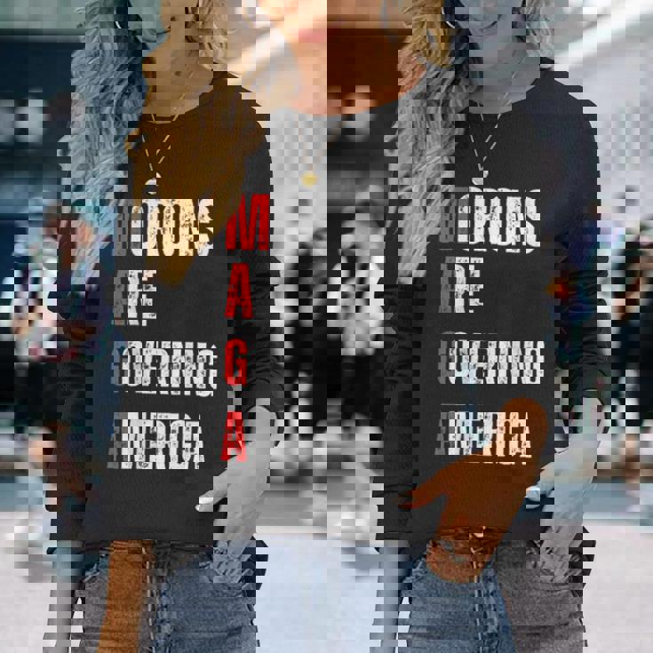 モロンはアメリカを支配している政治的ユーモアの自由のスピーチ 長袖Tシャツ 彼女への贈り物