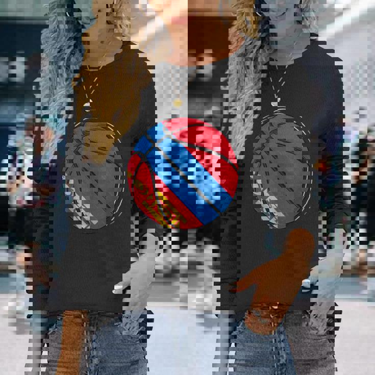 モンゴルの国旗が付いたバスケットボールボール 長袖Tシャツ 彼女への贈り物