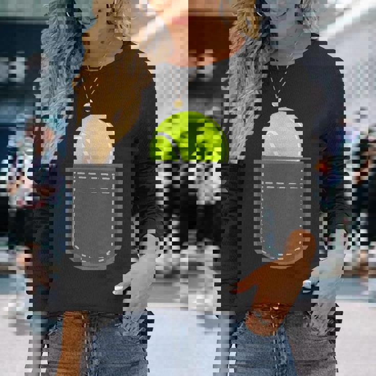 ユーモラスなテニスプレーヤーのための偽のポケットに入った面白いテニスボール 長袖Tシャツ 彼女への贈り物