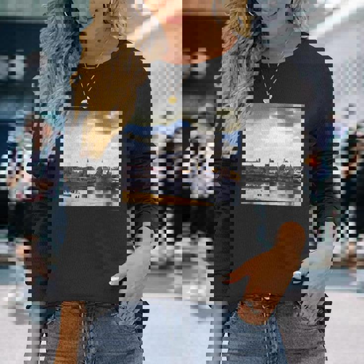 ヨハネス・フェルメールによるデルフトの眺めゲジヒト・オプ・デルフト 1661 長袖Tシャツ 彼女への贈り物