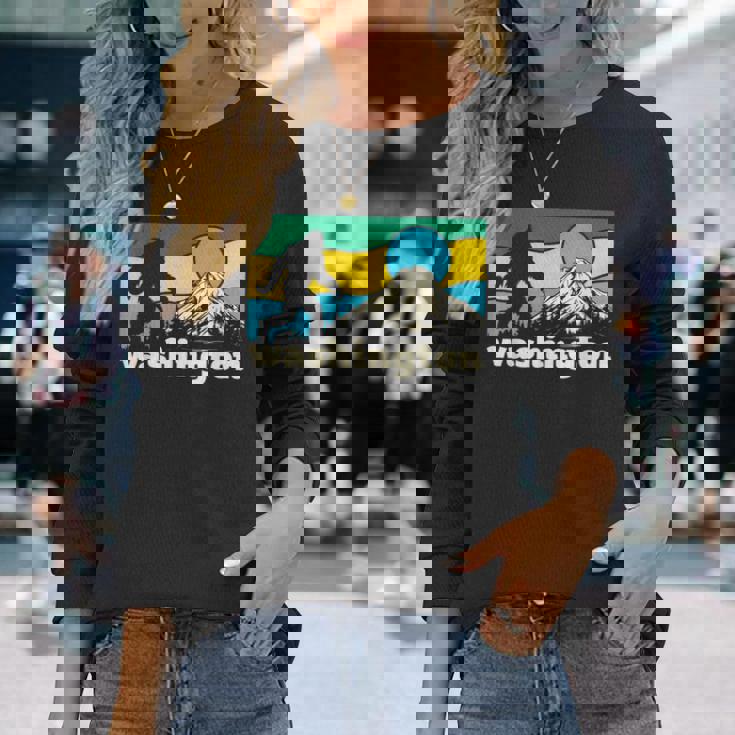 ワシントン州立大学ホームマウンテンズ ビッグフット サスカッチ イエティ ギフト 長袖Tシャツ 彼女への贈り物