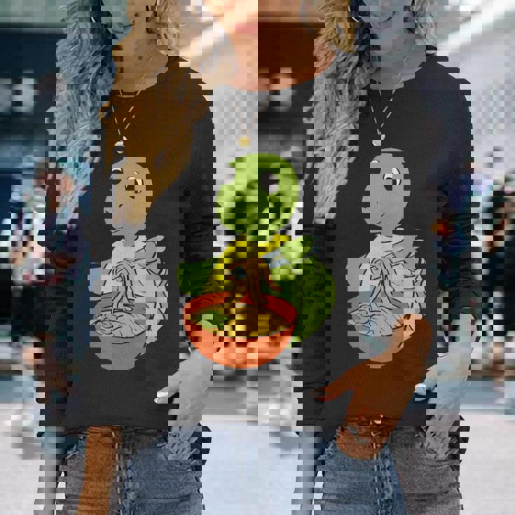 亀がラーメンを食べる 和食 長袖Tシャツ 彼女への贈り物