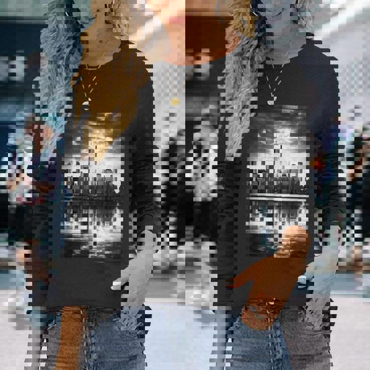 反射写真付き都市のモノクロ写真 長袖Tシャツ 彼女への贈り物