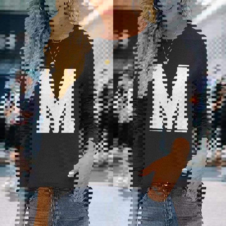 大文字 M アルファベットモノグラム イニシャル 長袖Tシャツ 彼女への贈り物