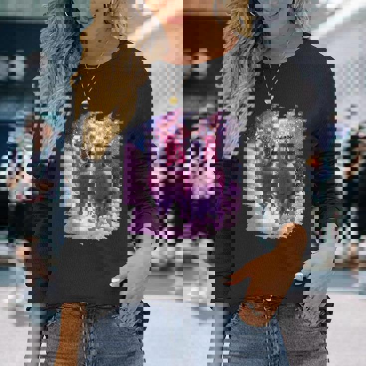 宇宙で虹色のラマに乗る子猫 長袖Tシャツ 彼女への贈り物