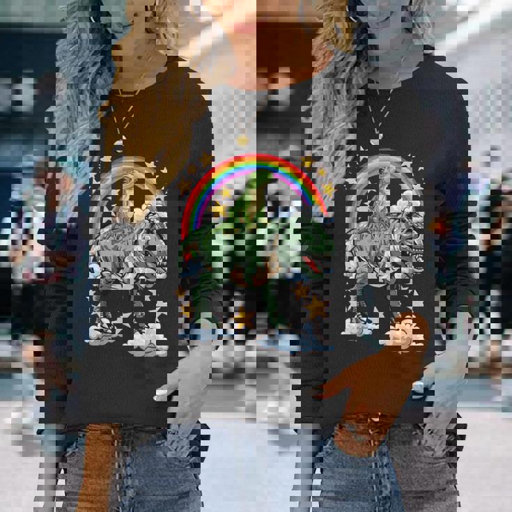 恐竜恐竜に乗る緑のイグアナ 長袖Tシャツ 彼女への贈り物