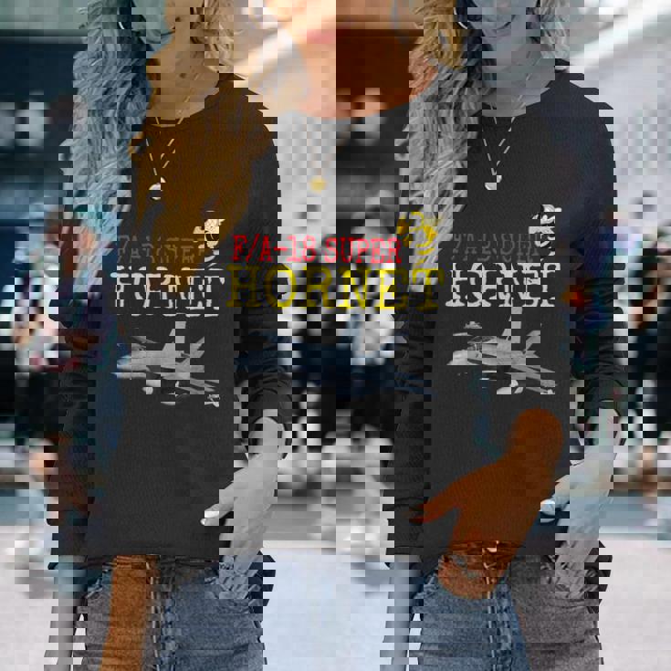 愛国的なアメリカ海軍「FA-18 スーパーホーネット」 In Action。 長袖Tシャツ 彼女への贈り物