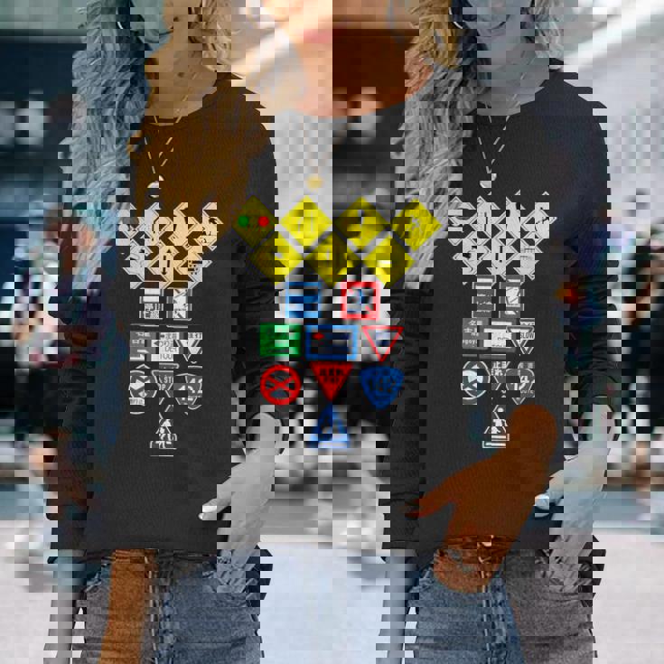 日本の道路標識、日本の交通警告シンボルグラフィック。 長袖Tシャツ 彼女への贈り物