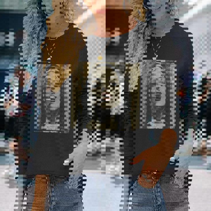 熱い尼僧がタバコを吸う、反抗的な尼僧 長袖Tシャツ 彼女への贈り物