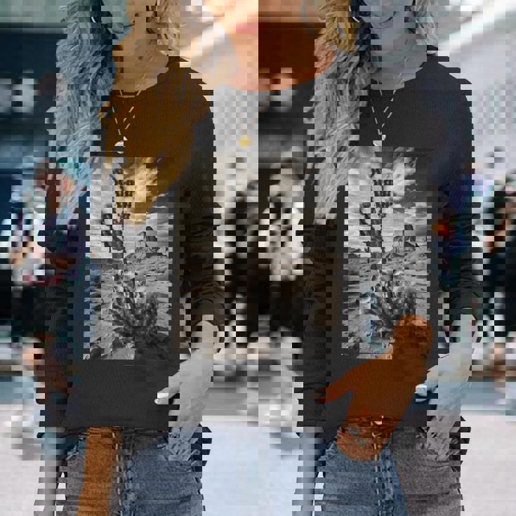 砂漠のサボテンのモノクロ写真 長袖Tシャツ 彼女への贈り物