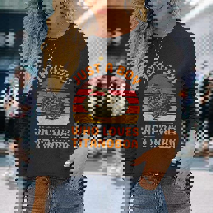 絶滅した大蛇ティタノボアを愛するただの少年 長袖Tシャツ 彼女への贈り物