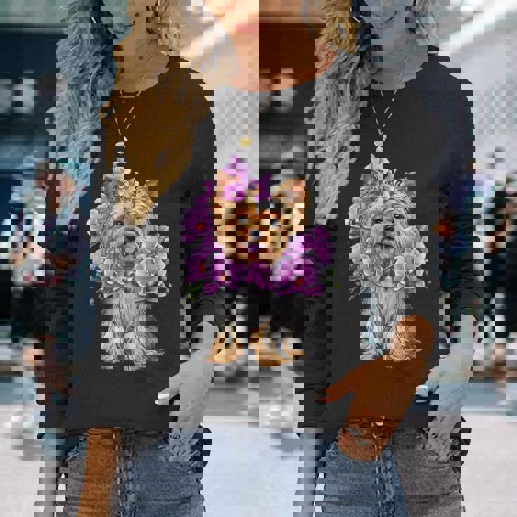 花を持つヨークシャー テリア 長袖Tシャツ 彼女への贈り物