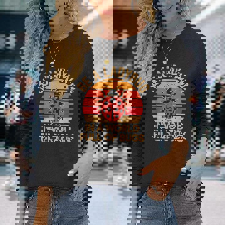 虫だらけの世界でてんとう虫になろう レトロなてんとう虫 長袖Tシャツ 彼女への贈り物