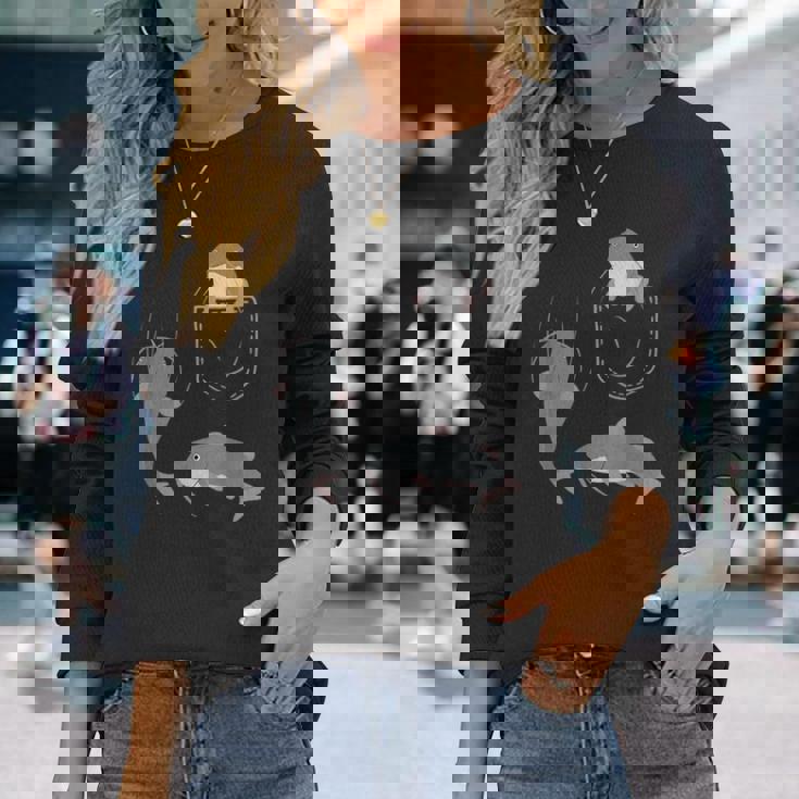 袋に入った魚 ナマズ 長袖Tシャツ 彼女への贈り物