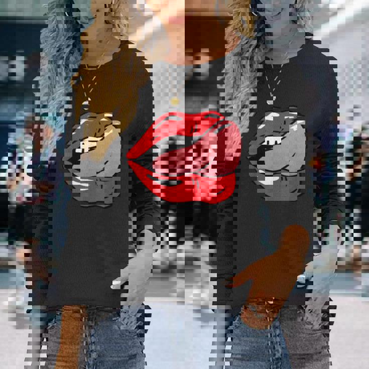 赤い唇を舐めるロックンロールグラフィック。 長袖Tシャツ 彼女への贈り物