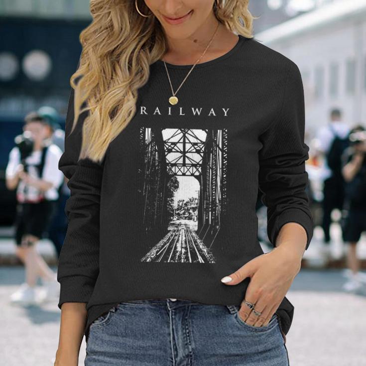 鉄道橋産業ヴィンテージ金属製列車機関車 Railway Train Bridge Industryintage 長袖Tシャツ 彼女への贈り物