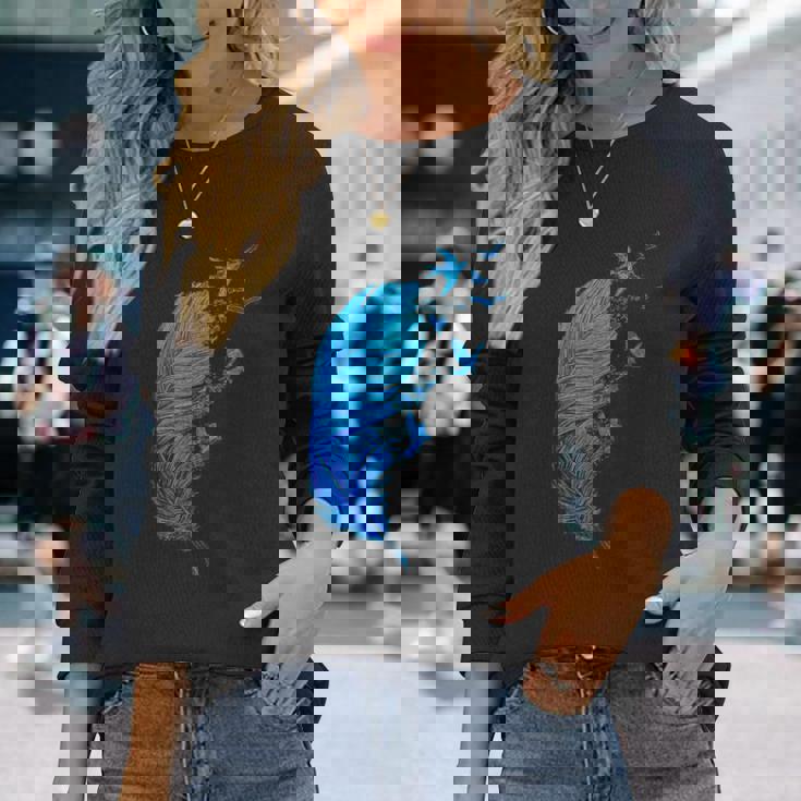 青い羽と鳥が飛んでいる青い羽 キュートでスタイリッシュ 長袖Tシャツ 彼女への贈り物