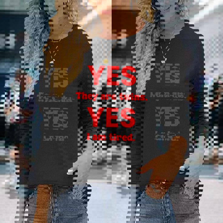 面白い双子子育てはい双子ですはい私は疲れています 長袖Tシャツ 彼女への贈り物