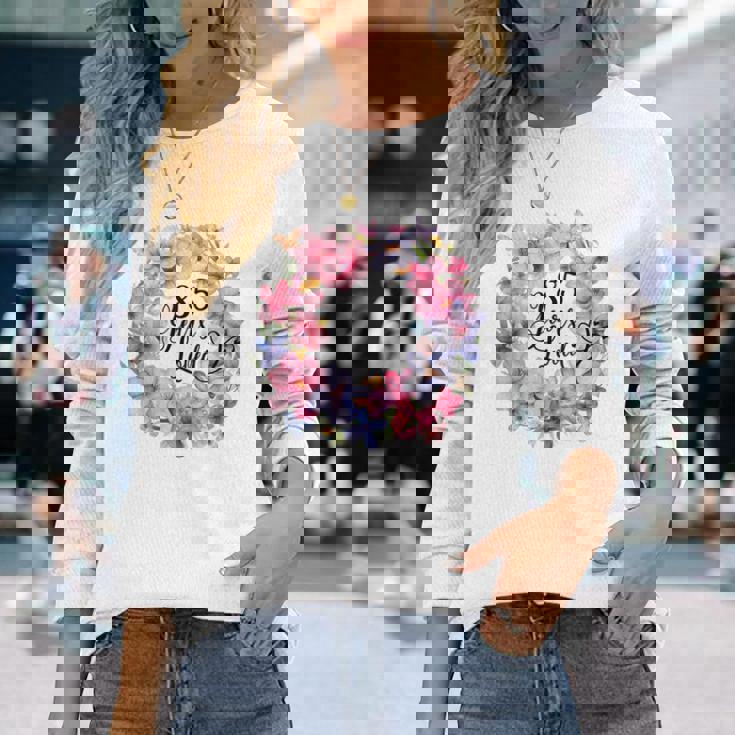 85年間愛されている 85歳の誕生日 花のリースと蝶 長袖Tシャツ 彼女への贈り物