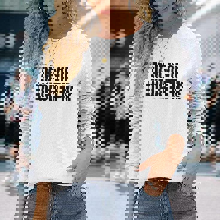 Are You Locked In モチベーションを高めるオールキャップブラックテキストデザイン 長袖Tシャツ 彼女への贈り物