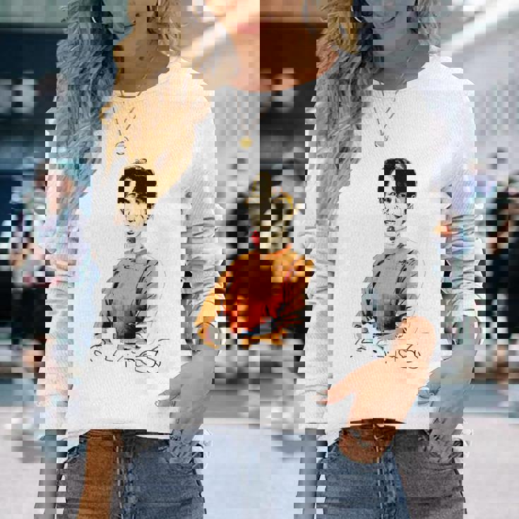 Daw Aunganuu Kyi-Signature 長袖tシャツ 長袖Tシャツ 彼女への贈り物