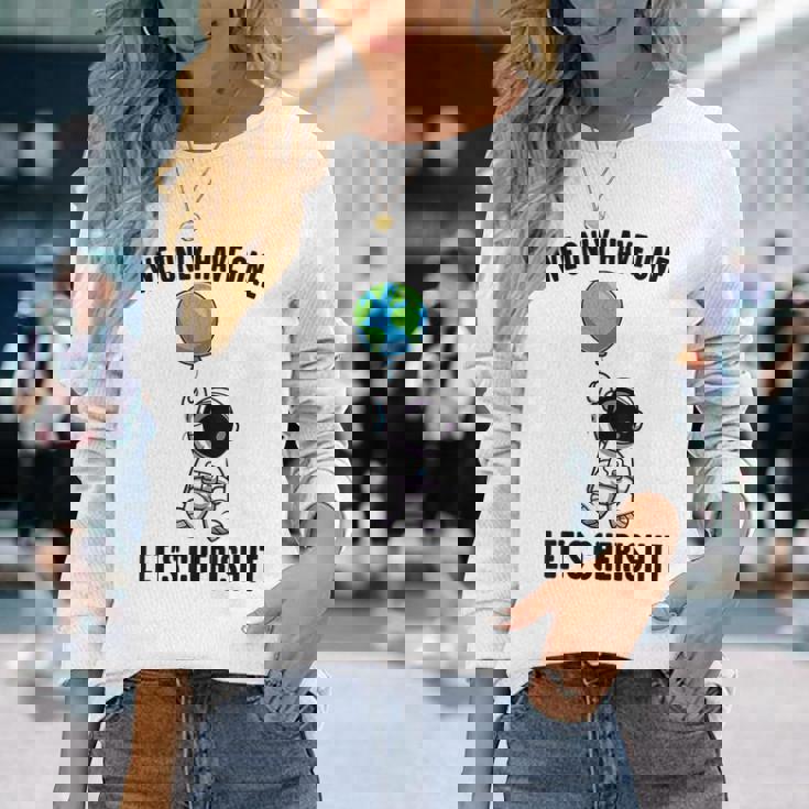 Planets We Only Have One Let's Cherish It 宇宙飛行士 長袖Tシャツ 彼女への贈り物