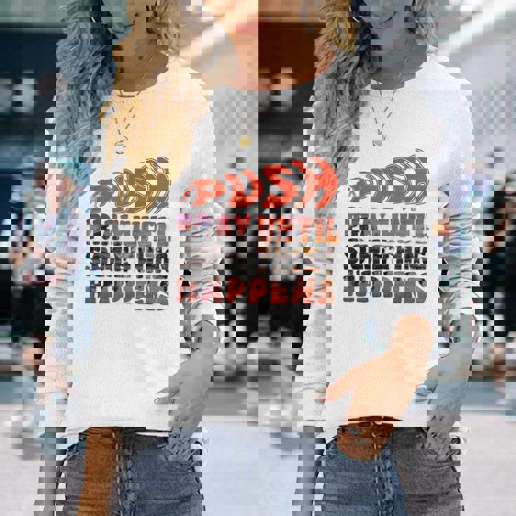 Pray Untilomething Happens インスピレーショナル クリスチャン 長袖Tシャツ 彼女への贈り物