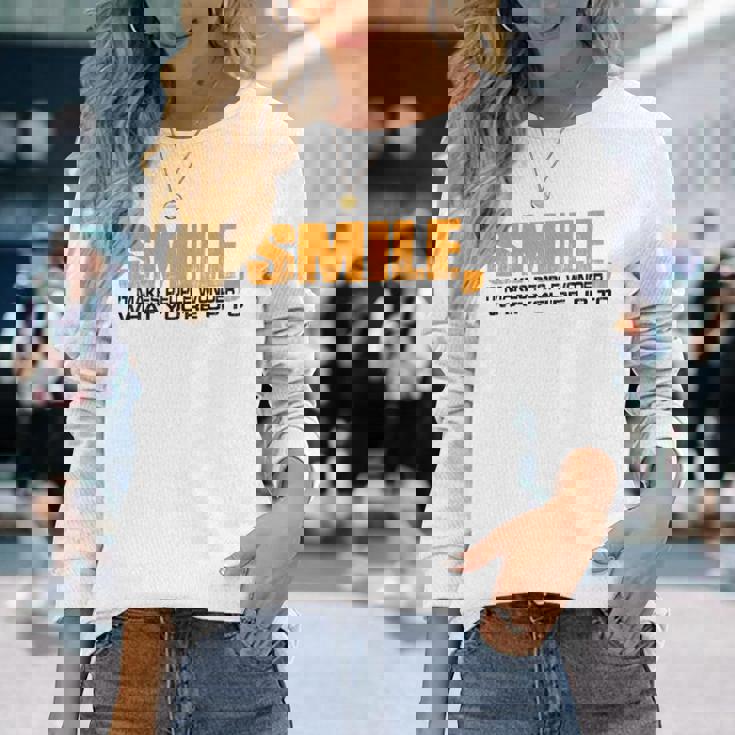 Smile It Makes People Wonder What You're Up To 長袖Tシャツ 彼女への贈り物