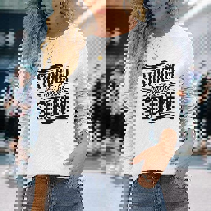 Stronger Than Thetorm Motivational Inspirational Positive 長袖Tシャツ 彼女への贈り物