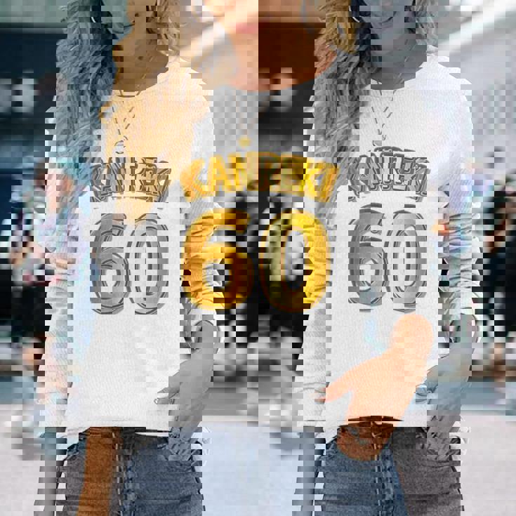 【バックプリント・背中側】還暦 六十歳 60才（ユニフォーム風）赤 レッド【金プレート風 文字】誕生日 面白 長袖Tシャツ 彼女への贈り物