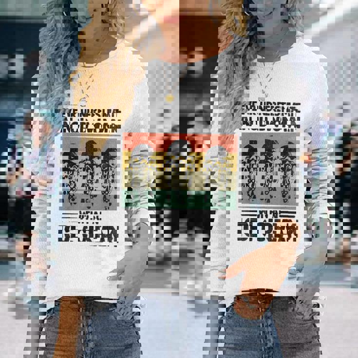 アイスクリームを持った老婆を決して過小評価しない 長袖Tシャツ 彼女への贈り物