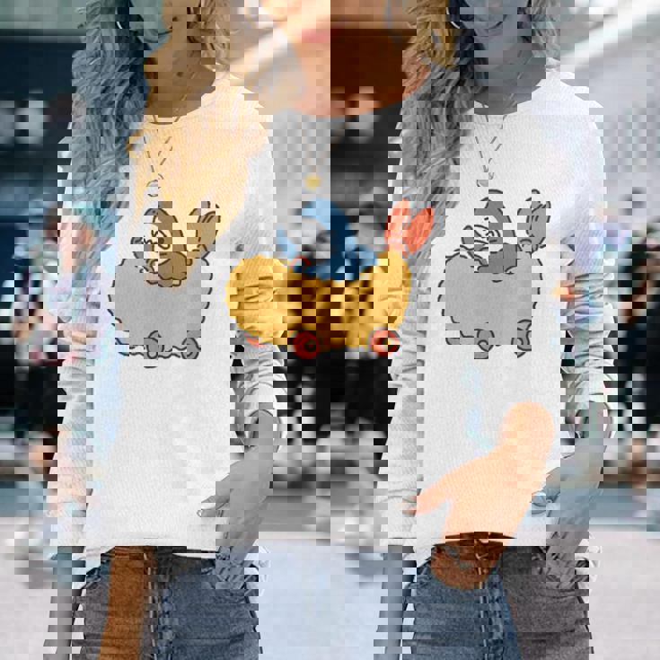 エビフライのくるまを運転するサメ 長袖Tシャツ 彼女への贈り物