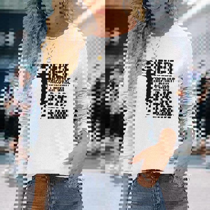 カヴァディを演じる少女を決して過小評価しない 長袖Tシャツ 彼女への贈り物