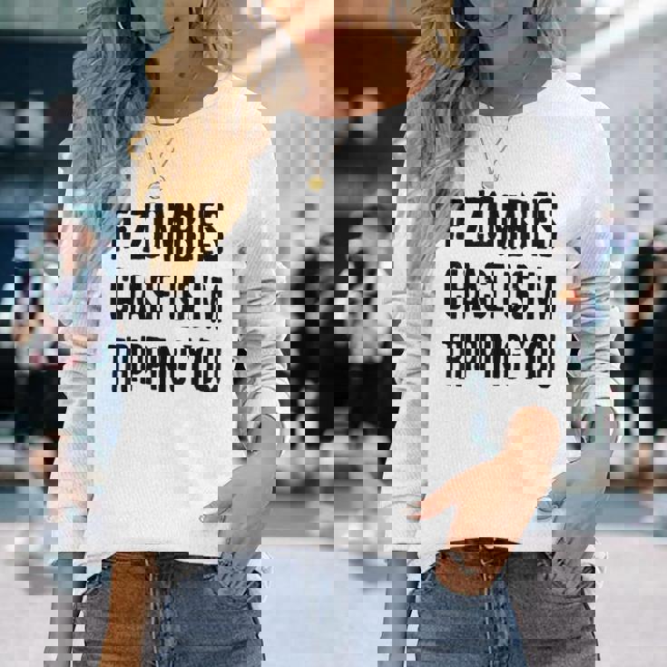 ゾンビに追われたらつまずくよおもしろいハロウィン 長袖Tシャツ 彼女への贈り物