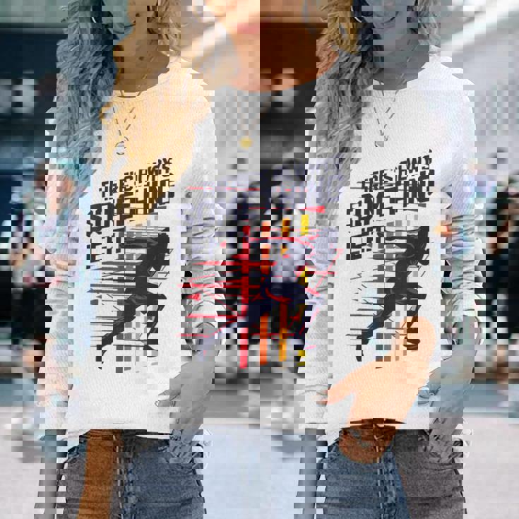 トラックアンドフィールド常に何かが残っている 長袖Tシャツ 彼女への贈り物