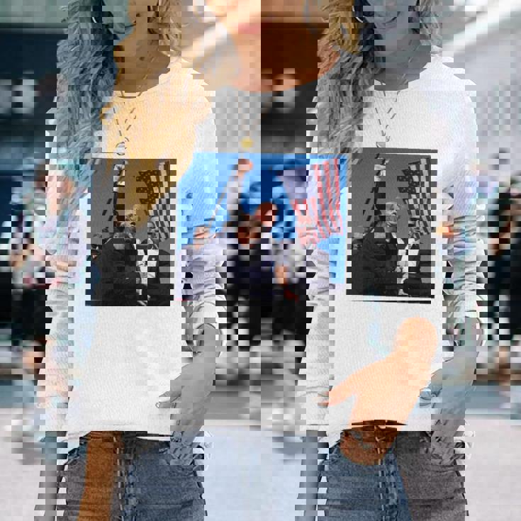 トランプ大統領のために祈り、決して降伏しない、神の祝福トランプ。 長袖tシャツ 長袖Tシャツ 彼女への贈り物