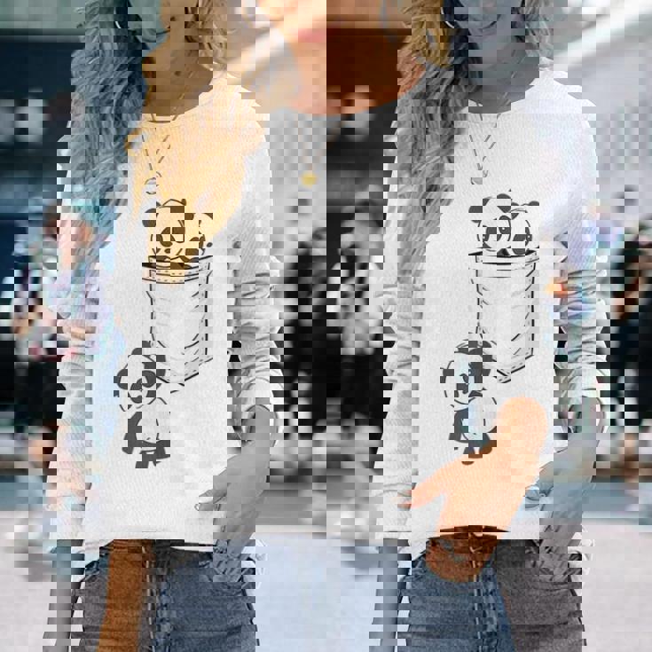 パンダ愛好家のためのポケットの中のかわいいカワイイベイビーパンダ 長袖Tシャツ 彼女への贈り物