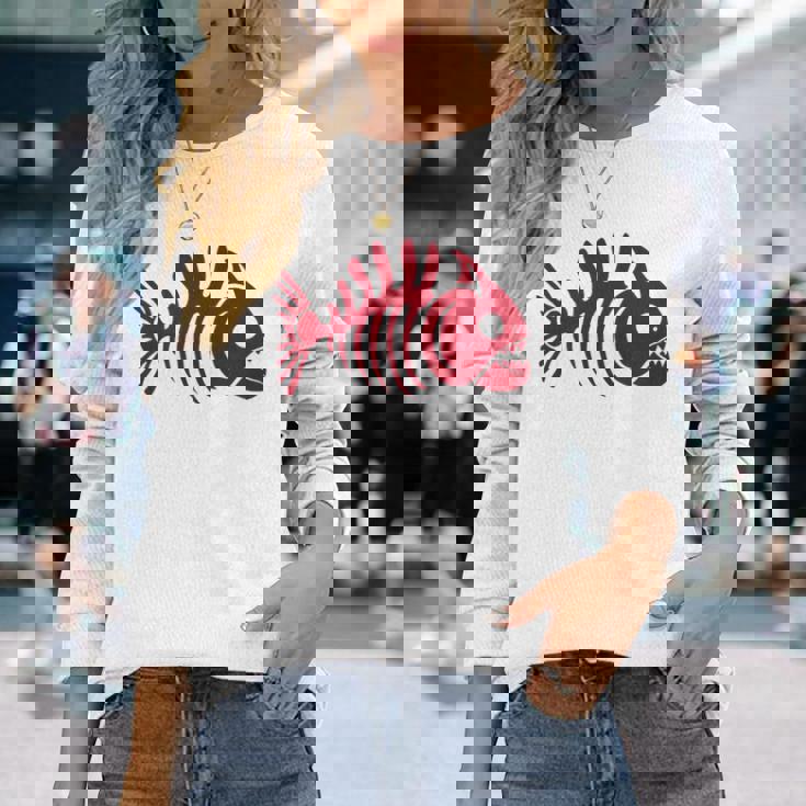 ピラニアスケルトン。魚の頭蓋骨と骨の様式化されたデザイン。 長袖Tシャツ 彼女への贈り物