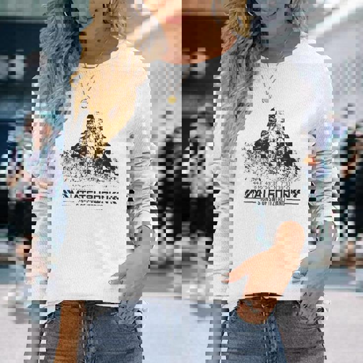 マッターホルン スイス アルプス ツェルマット ハイキング 山 アドベンチャー 長袖Tシャツ 彼女への贈り物