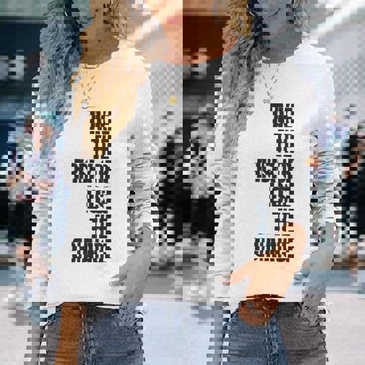 リスクを取るか、チャンスを失うか大胆なモチベーションウェア。 長袖Tシャツ 彼女への贈り物