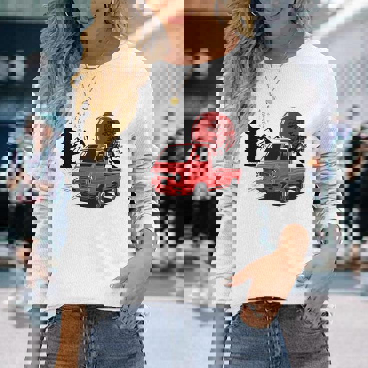 レトロな赤いミニトラックと日本の夕日。 長袖tシャツ 長袖Tシャツ 彼女への贈り物