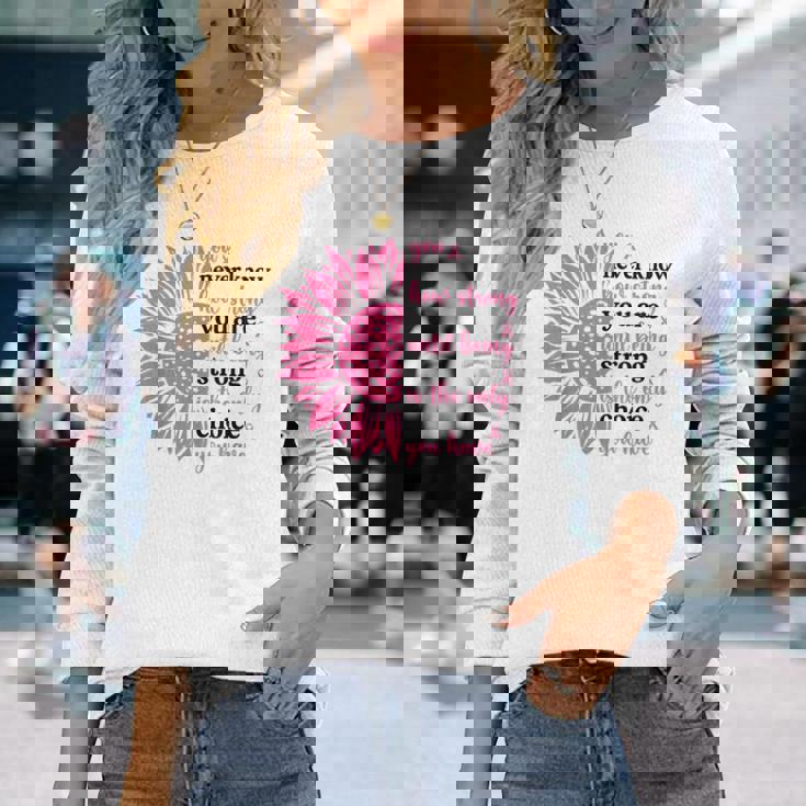 乳がんファイター サバイバー ひまわり ピンクリボン 戦士 長袖Tシャツ 彼女への贈り物