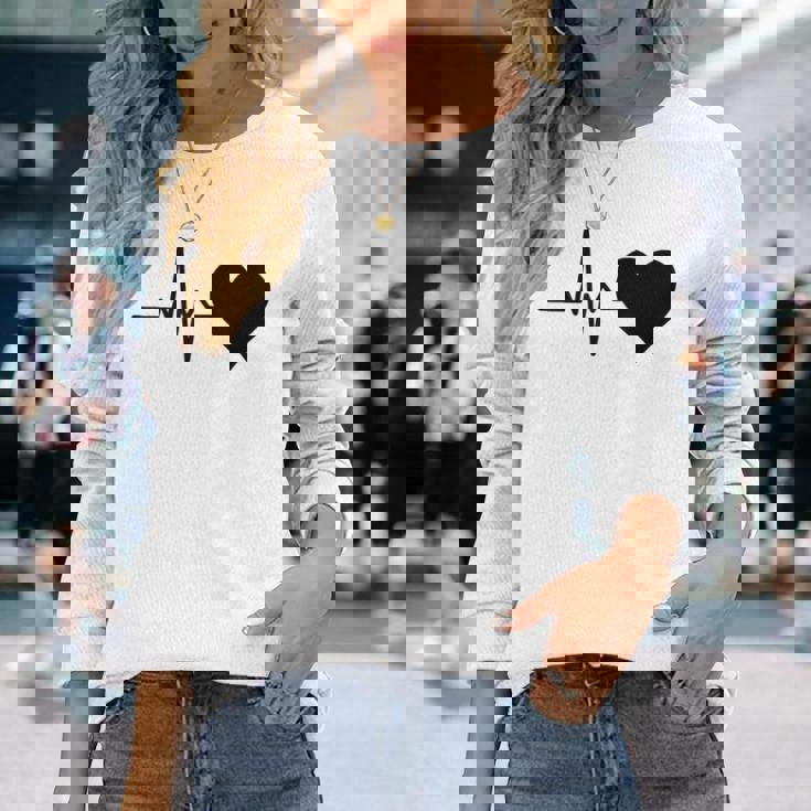 心電図のパターン ハートカラー ブラック 長袖Tシャツ 彼女への贈り物